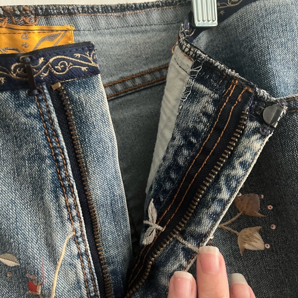 ✨HOST PIC✨ anè 4 Beautiful Embellished Jeans - Picture 6 of 13